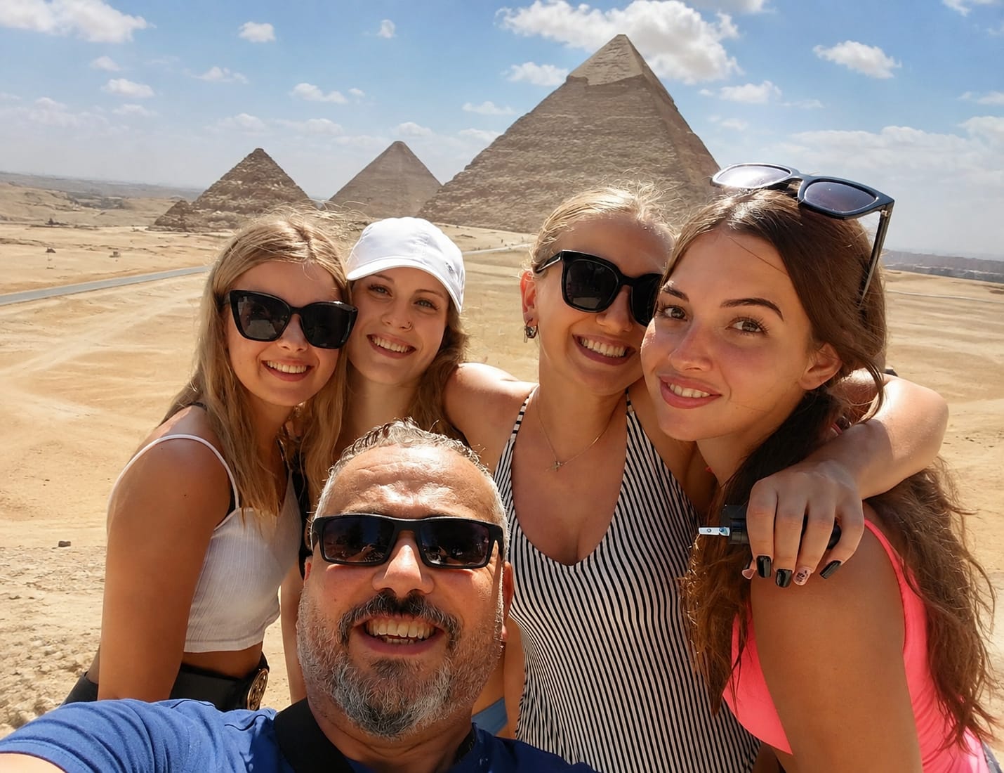 A. ABOELDAHAB s klientkami OKOTour u pyramid v Gíze